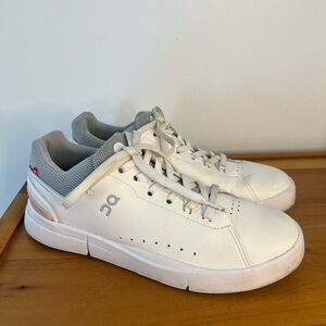 On Running Women's The Roger Advantage sneaker - size 8.5 - white/grey